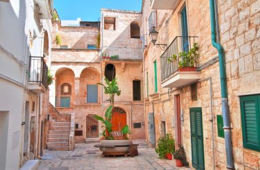 Ara sokakta. Kısrak başına polignano. Puglia. İtalya 