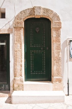 Ahşap kapı. Polignano bir kısrak. Puglia. İtalya. 