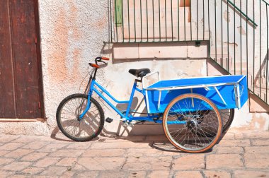 Ara sokakta. Kısrak başına polignano. Puglia. İtalya. 
