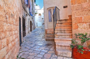 Ara sokakta. Kısrak başına polignano. Puglia. İtalya. 