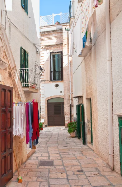 Een steegje. Polignano een merrie. Een Puglia. Italië. — Stockfoto