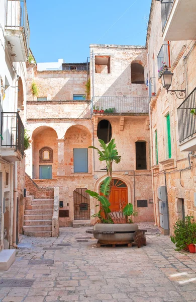 A sikátorban. Polignano egy kanca. Puglia vagyok. Olaszország. — Stock Fotó