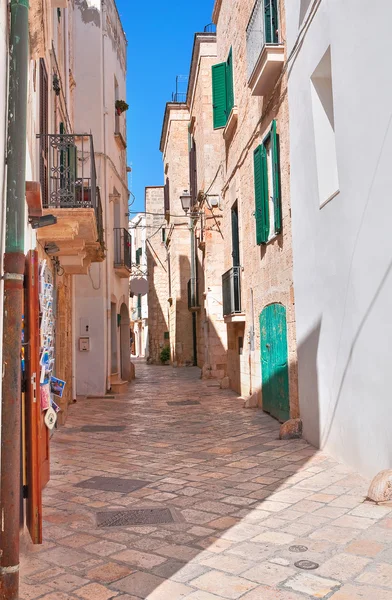 En gränd. Polignano är ett sto. Apulien. Italien. — Stockfoto