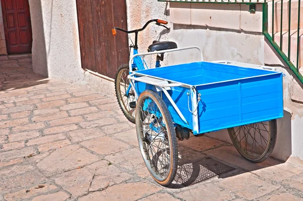 En gränd. Polignano är ett sto. Apulien. Italien. — Stockfoto