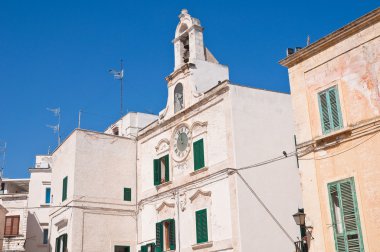 Saat Kulesi. Polignano bir kısrak. Puglia. İtalya. 