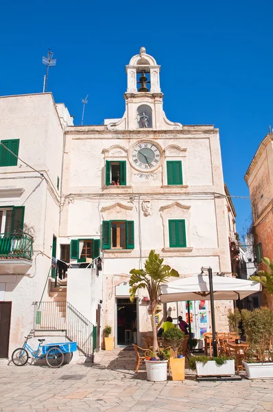 Klocktorn. Polignano ett sto. Puglia. Italien. — Stockfoto