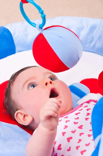 Baby-Mädchen spielt mit Baby-Spielzeug Turnhalle. — Stockfoto