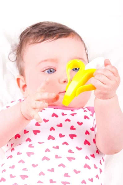 Meisje van de baby met rammelaar-Bijtring speelgoed. — Stockfoto