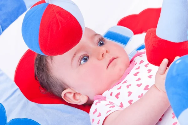 Meisje van de baby spelen met baby speelgoed sportschool. — Stockfoto