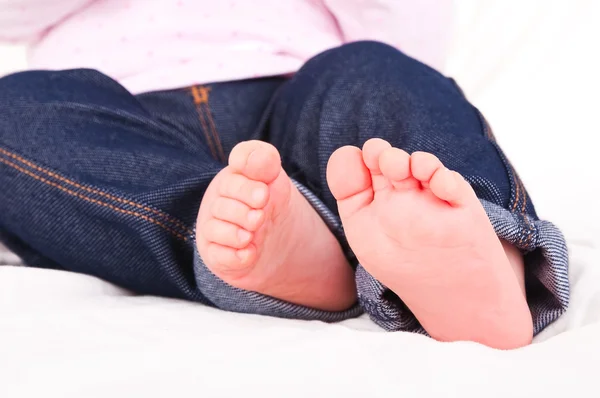 Neugeborene Babyfüße auf weißer Decke. — Stockfoto