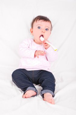 kaşık ile kız bebek.