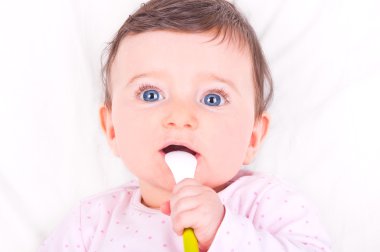 kaşık ile kız bebek.