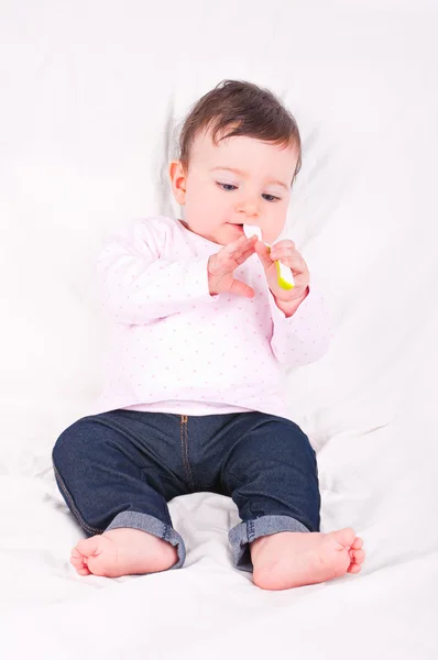 Meisje van de baby met lepel. — Stockfoto