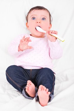 kaşık ile kız bebek. 