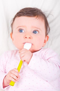 kaşık ile kız bebek. 