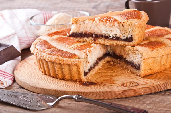 Tarta de coco de chocolate sobre tabla de pan de madera . — Foto de Stock