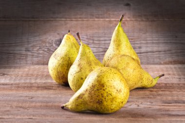 Armutlar ahşap masada.. 