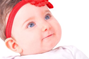 kırmızı kurdele ile kız bebek. 