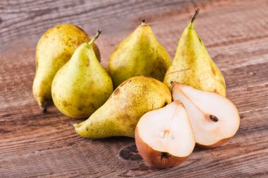 Armutlar ahşap masada.. 