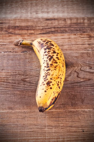 Banana na mesa de madeira. — Fotografia de Stock
