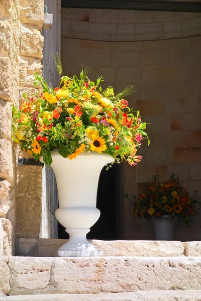 Blumenstrauß für Hochzeitsgesellschaft. — Stockfoto