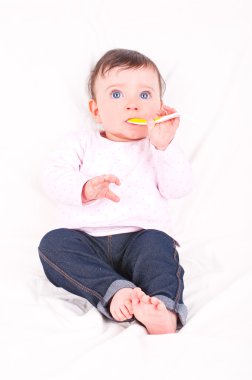 kaşık ile kız bebek. 