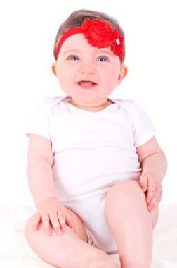 kırmızı kurdele ile kız bebek. 