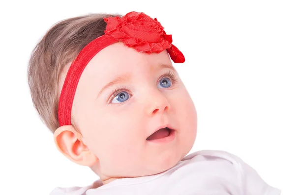 Babymeisje met rood lint. — Stockfoto