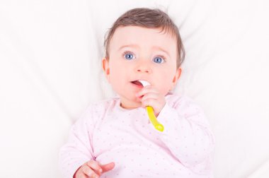 kaşık ile kız bebek. 