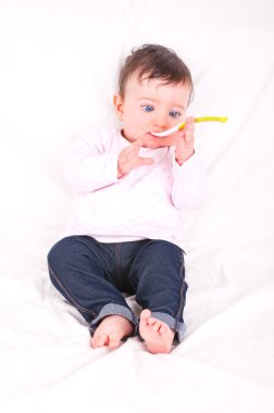 kaşık ile kız bebek. 