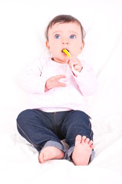 kaşık ile kız bebek.