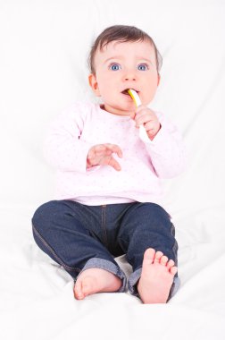 kaşık ile kız bebek.