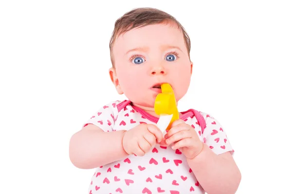 Baby Mädchen mit Rasselzahnspielzeug. — Stockfoto