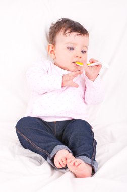 kaşık ile kız bebek.