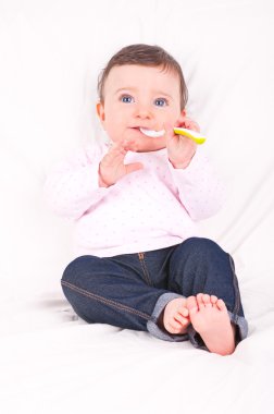 kaşık ile kız bebek.