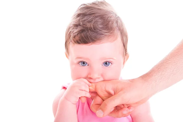 Μωρό χέρι του δαγκώματος μπαμπά κορίτσι. — Φωτογραφία Αρχείου