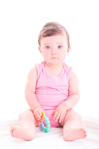 Baby Mädchen mit Rasselzahnspielzeug. — Stockfoto