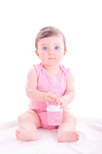 Mädchen mit rosa Babyflasche. — Stockfoto