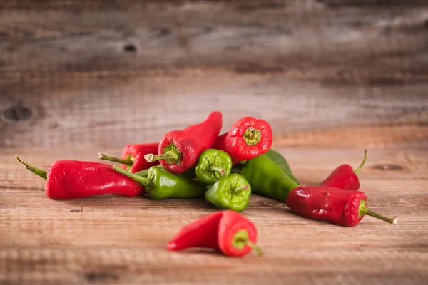 Piros zöld hot chili paprika. — Stock Fotó