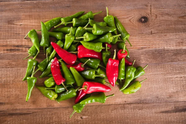 Pimientos picantes verdes rojos . —  Fotos de Stock