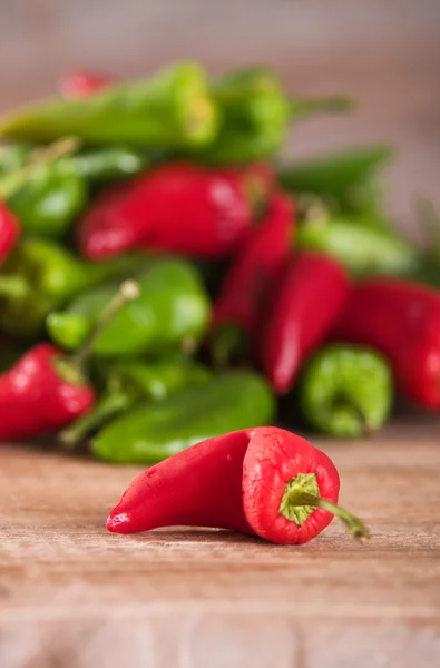 Pimientos picantes verdes rojos . —  Fotos de Stock