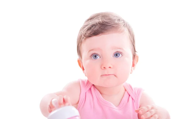 Menina bebê com garrafa de bebê rosa . — Fotografia de Stock