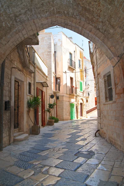 Callejuela. Giovinazzo. Puglia. Italia . — Foto de Stock