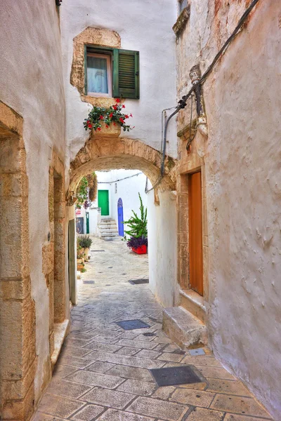 Vicolo. Ostuni. Puglia. Italia . — Foto Stock