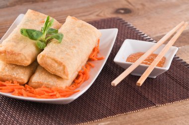 Beyaz tabak sebze böreği.