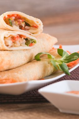 Beyaz tabak sebze böreği.