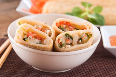 Beyaz tabak sebze böreği.