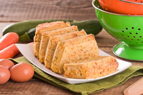 Pão de carne vegetal em prato branco . — Fotografia de Stock