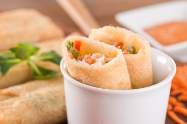 Beyaz tabak sebze böreği.