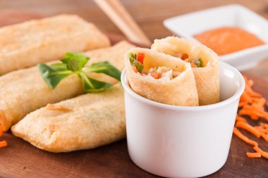 Ahşap masa üzerinde sebze böreği. 